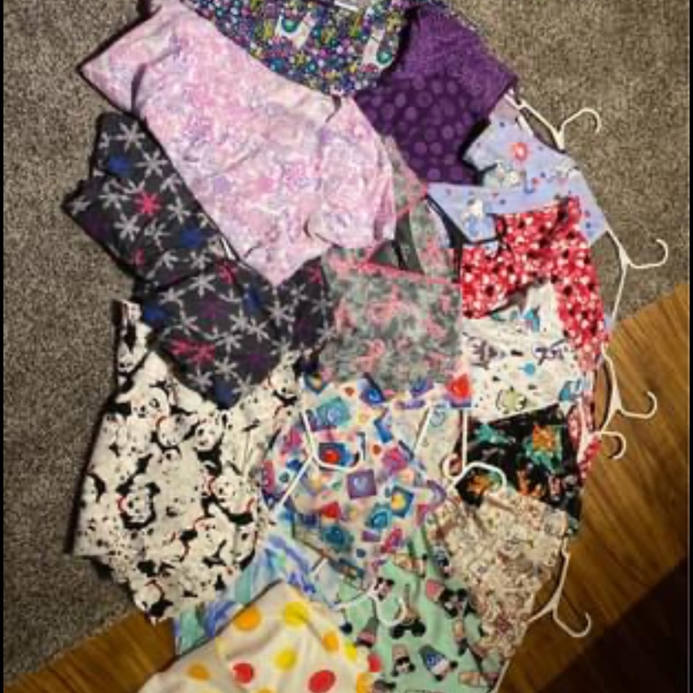 Scrub tops - Picture 2 of 4